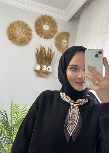 Siyah Fular detaylı eşofman takımı - Görsel 3