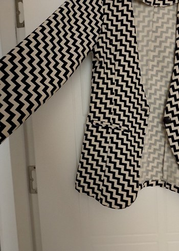 38 Beden beyaz Renk Düğmeli, Yılan Desenli Kadın Blazer