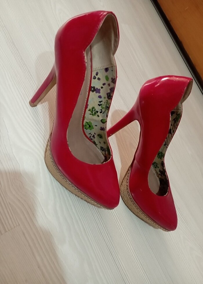 Kırmızı topuklu - Görsel 2
