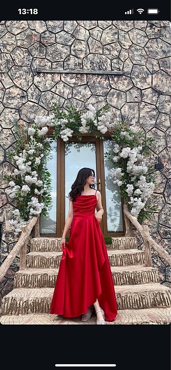 saten kırmızı yırtmaçlı elbise