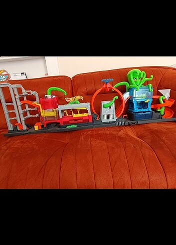 Dev Ahtapot Hot Wheels yıkama istasyonu