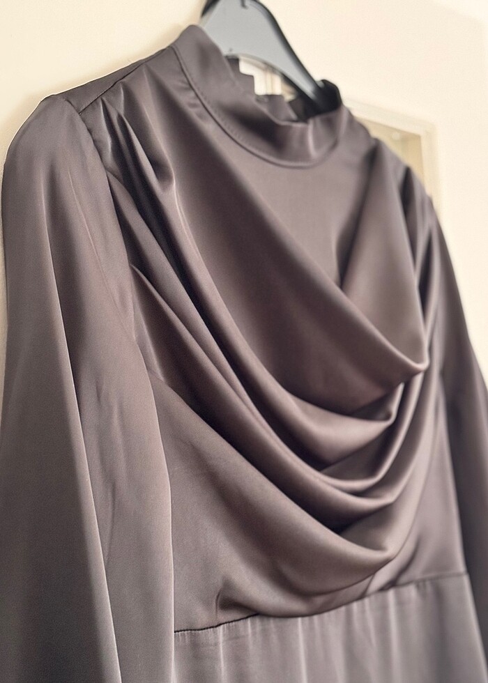 Drapeli balon kol saten elbise - Görsel 2