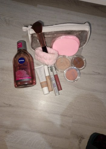 Beden Pembe Makyaj Süngerleri ve Fırça