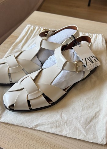 ZARA ORİJİNAL SIFIR ETİKETLİ DÜZ BANTLI VE TOKALI AYAKKABI