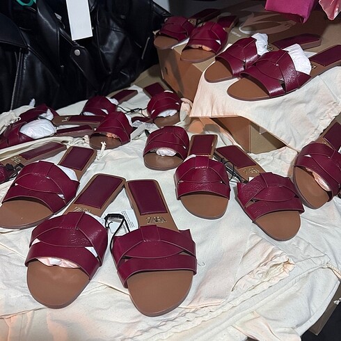 38 Beden kırmızı Renk ZARA ÇAPRAZ DERİ DÜZ SANDALET
