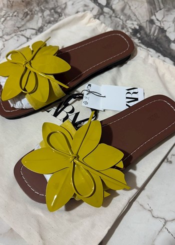 Zara Zara Kadın Sarı Pileli Dolgu Topuklu Sandalet ÇİÇEK DETAYLI DERİ