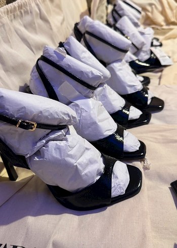 38 Beden siyah Renk ZARA RUGAN ARKASI AÇIK TOPUKLU SANDALET Siyah Parlak