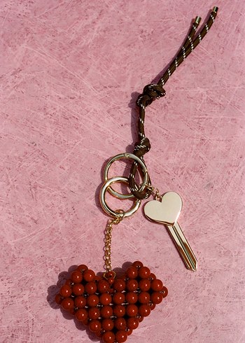ZARA KALP BONCUKLU ÇOKLU CHARM'LI ANAHTARLIK ETİKETLİ