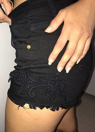 Bershka Siyah Mini Tül Detay Şort