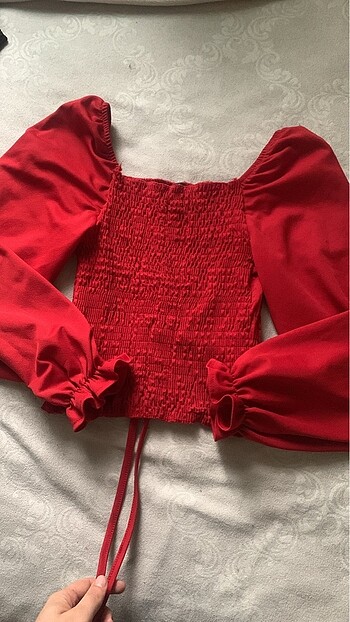 Kırmızı bluz büstiyer