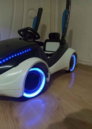 Beden Beyaz Işıklı Elektrikli Çocuk Araba MP3 çaliliyor