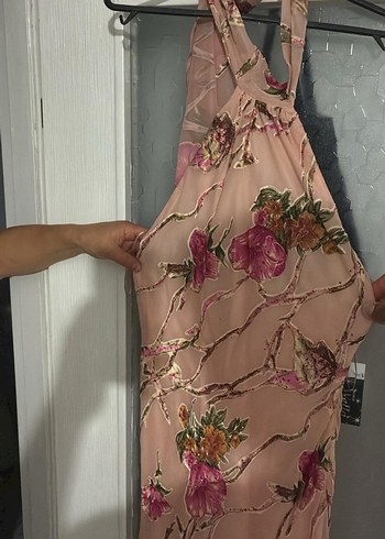 Pembe Desenli Uzun Drapeli Halter Elbise