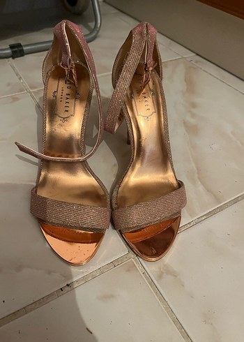 Ted Baker Bej Parlak Tokalı İnce Topuklu Kadın Ayakkabı