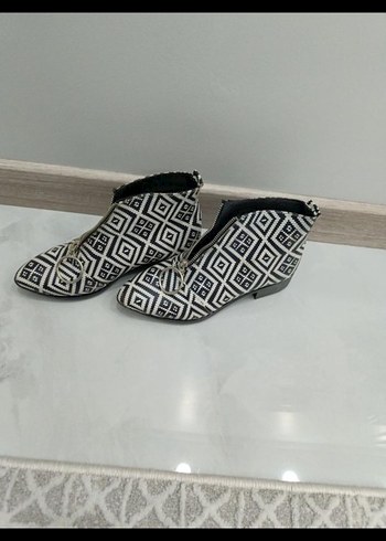 Minimalist Desenli Kadın Dolgu Topuk Ayakkabı - Görsel 2