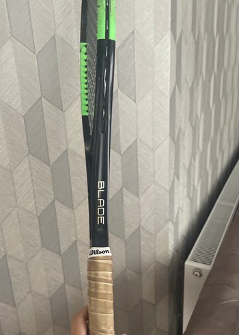 Yeşil-Koyu Tenis Raketi