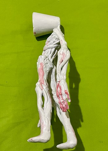 Beyaz ve Gri Aksiyon Figürü - Görsel 4