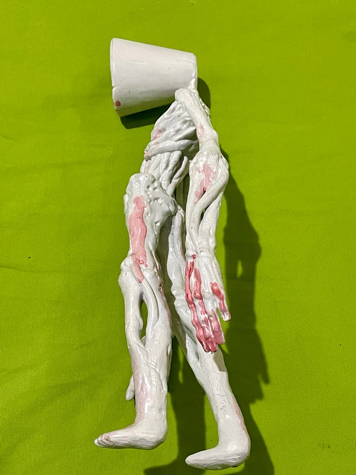 Beyaz ve Gri Aksiyon Figürü - Görsel 4