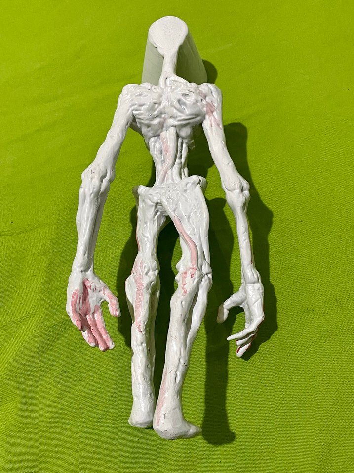 Beyaz ve Gri Aksiyon Figürü - Görsel 2