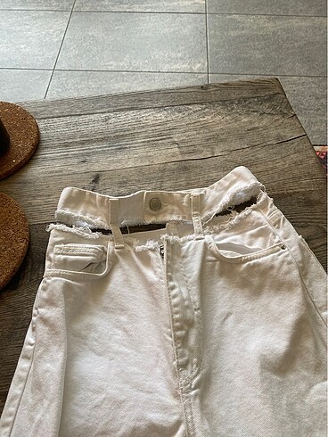 Bershka BERSHKA beli kesikli 34 beden beyaz pantolon