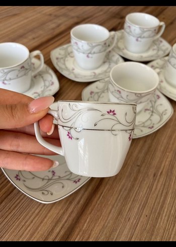 Gri ve Pembe Desenli Beyaz Porselen Fincan Takımı