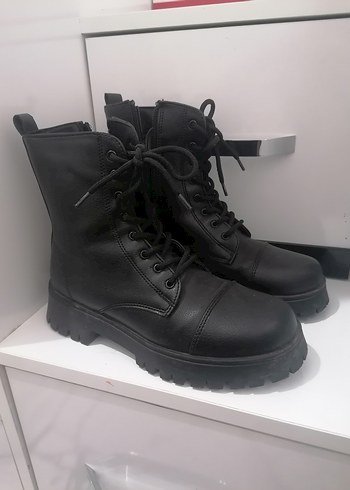 Siyah Deri Goth Tarzı Kadın Bot