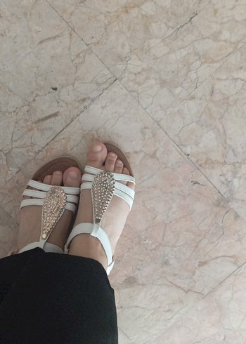 Beyaz Bantlı Stiletto Topuklu Kadın Sandalet