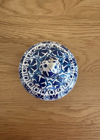 Diğer Mavi Desenli Kapaklı Vazo veya Küp