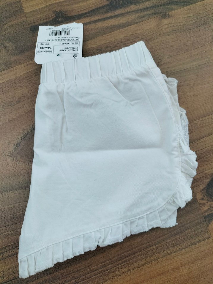 Etiketli kız çocuk fırfırlı beyaz şort - Görsel 2