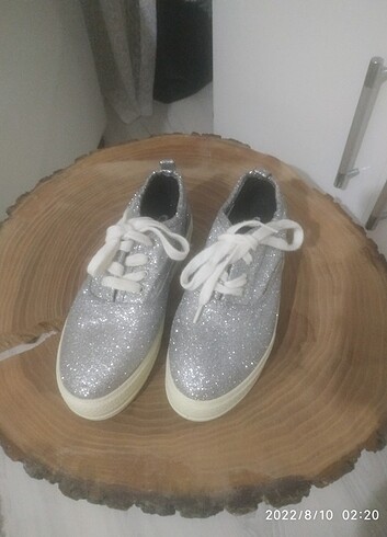 Gümüş spor ayakkabı 