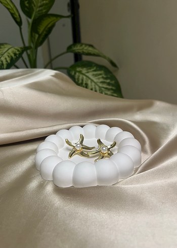 Minimalist Beyaz Şişkin Kadın Küpe