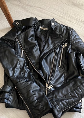 Kadın Siyah Parlak Deri Biker Ceket