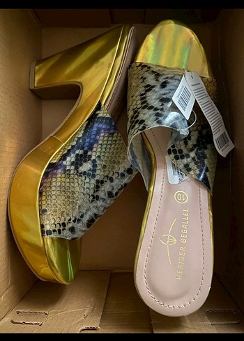 Altın Renkli Yılan Derisi Desenli Platform Topuklu - Görsel 2