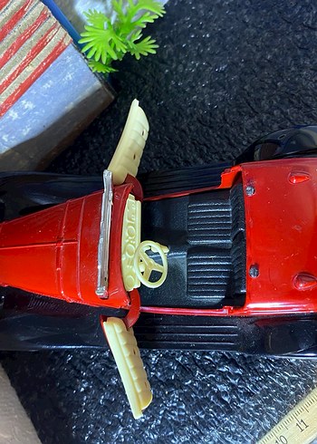 Klasik Kırmızı Oyuncak Araba - Görsel 6