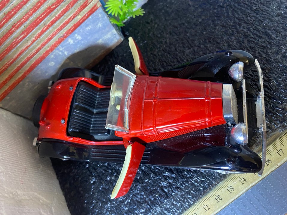 Klasik Kırmızı Oyuncak Araba - Görsel 5