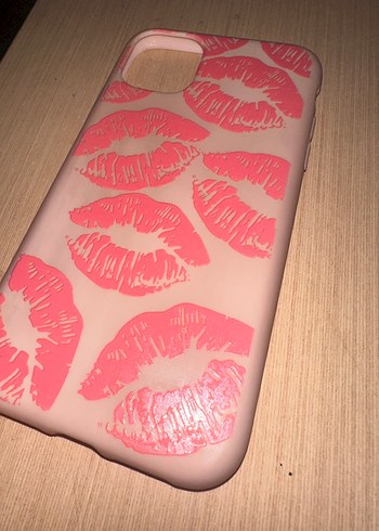 Parlak Pembe Dudak Desenli Telefon Kılıfı iPhone 11