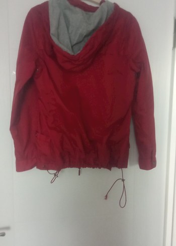 Düğmeli ve fermuarlı Kırmızı Midi Yağmurluk - Görsel 2