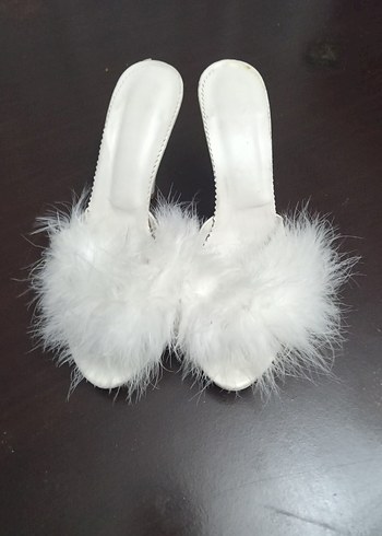 Tüylü Beyaz Stiletto Topuklu Kadın Terlik - Görsel 2
