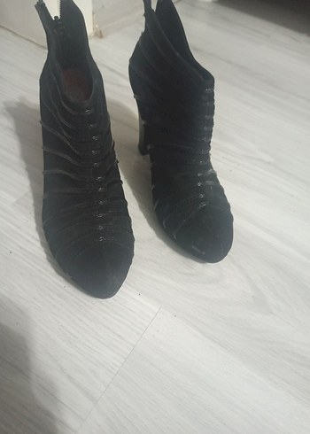Concord Siyah Süet Pliseli Stiletto Topuklu Kadın Bot