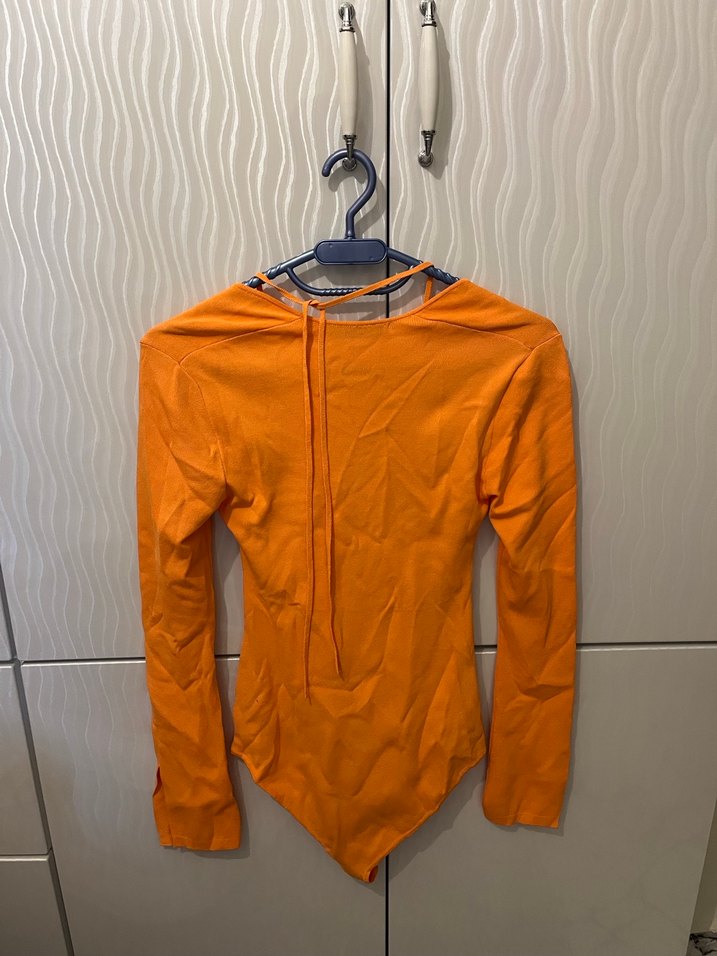 Turuncu Deri V Yaka Crop Top - Görsel 3