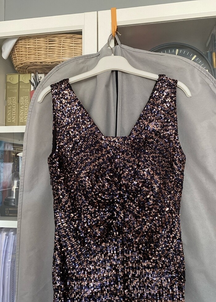 Üste oturan Bakır ve siyah pullu ışıltılı gece elbisesi - Görsel 2