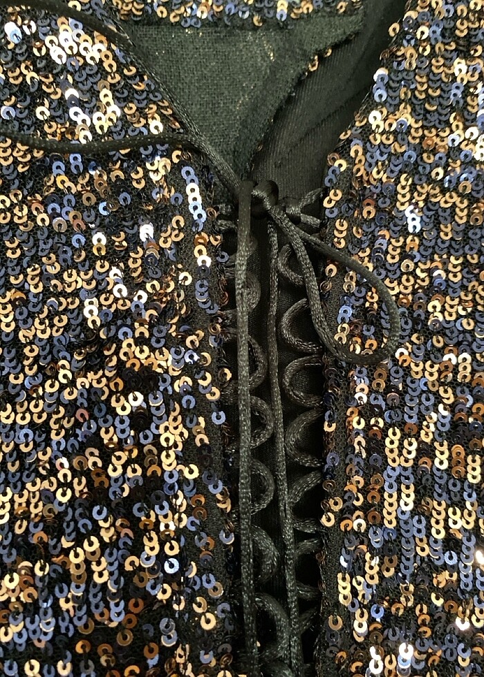 Üste oturan Bakır ve siyah pullu ışıltılı gece elbisesi - Görsel 3