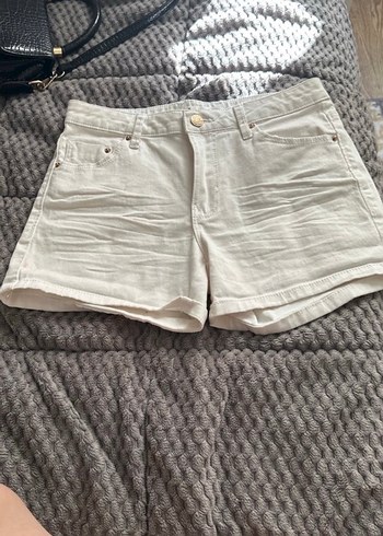 Stradivarius Şort beyaz mini