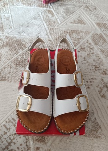 Beyaz Tokalı Dolgu Topuklu Kadın Sandalet