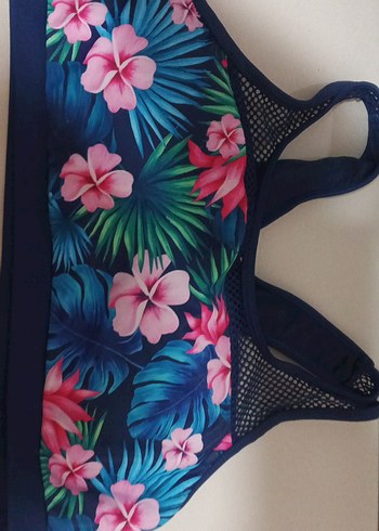 Renkli Çiçek Desenli Kız Bikini Takımı içinde pet vardır - Görsel 3