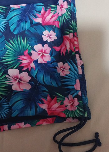 Renkli Çiçek Desenli Kız Bikini Takımı içinde pet vardır - Görsel 2