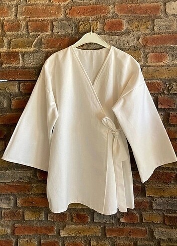 Beyaz yandan bağlamalı kimono