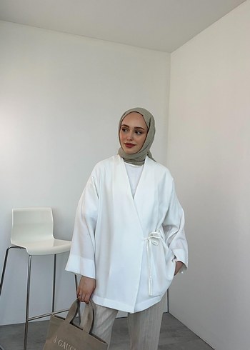 beyaz yandan bağcıklı kimono