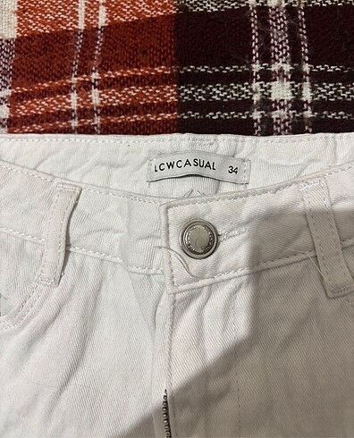 LC Waikiki Beyaz kısa şort