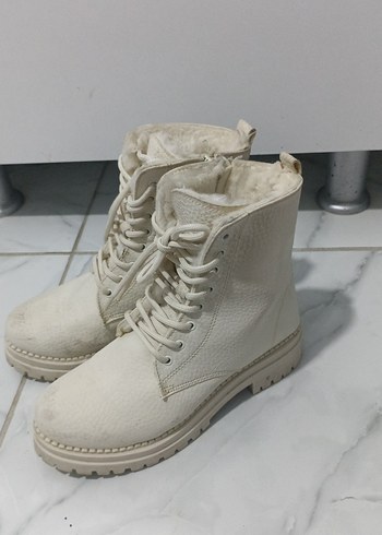 Beyaz Kürklü Deri Kadın Bot - Görsel 3