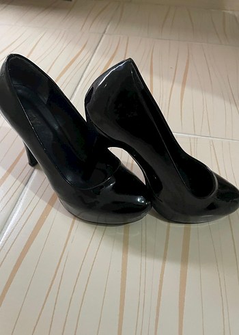 Zara Siyah Parlak Stiletto Topuklu Kadın Ayakkabı